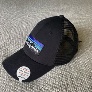 NWT Black Patagonia P-6 LoPro Trucker Hat